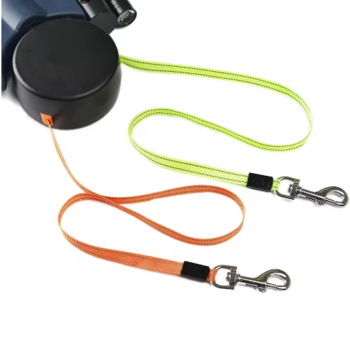 Pawlio auto double dog leash with adjustable straps and sturdy clips, designed to walk two dogs simultaneously.
