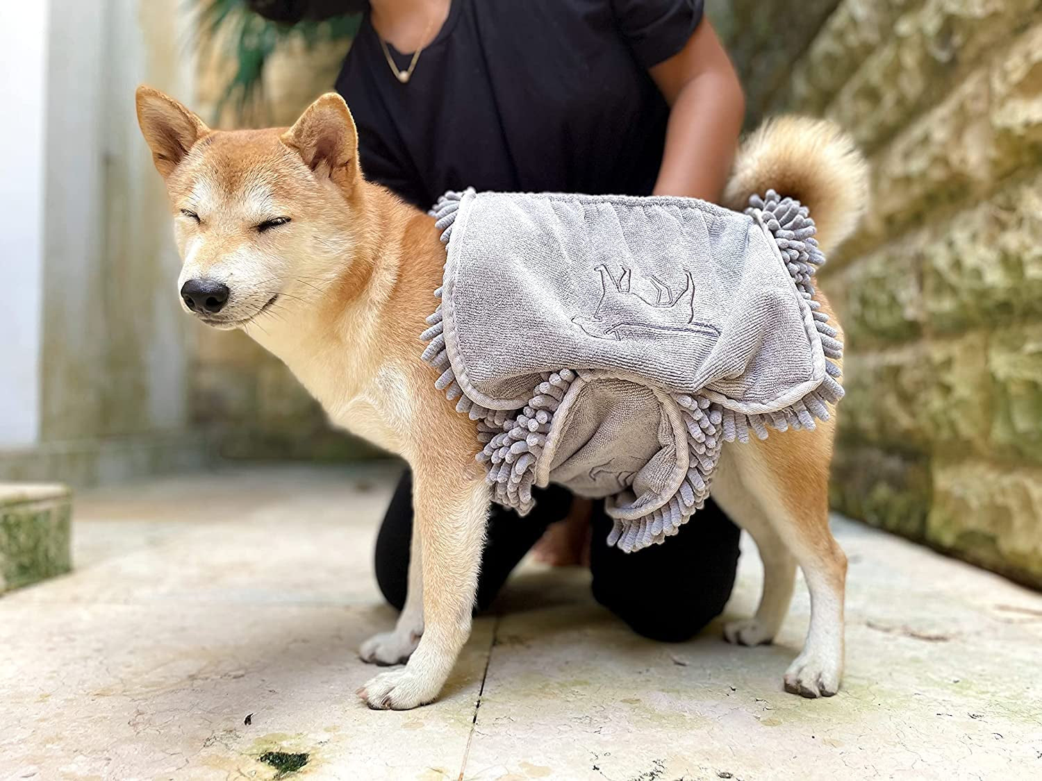 Pawlio™ Ultra-Absorbent Quick-Dry Dog Towel in extra large microfiber, soft and effective for drying pets after baths or walks.